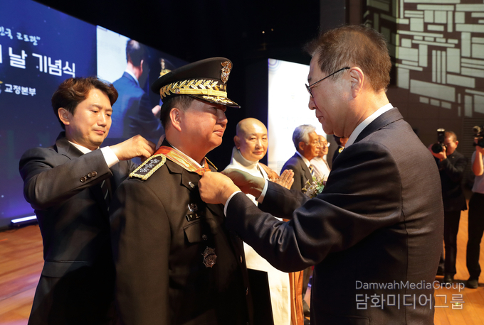 박성재 법무부장관이 김동현 대구교정청장에게 홍조근정훈장을 목에 걸어주고 있다.