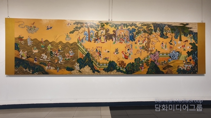 작품명 : 요지연도瑤池宴圖, 작가명 : 청목 김환경 (무형문화재 제1호, 채화칠장) 작품설명 : 요지연도는 한국의 전통 옻칠 기법을 활용해 신화적 분위기를 담고 있다. 이 작품은 18세기 작품으로 추정되며, 국립중앙박물관에 소장된 '요지연도'를 바탕으로 그려졌다. 김환경 선생의 '요지연도'는 이 신화적 이야기를 옻칠 기법으로 표현하여 한국 전통 공예의 아름다움과 신비로운 분위기를 함께 담은 작품으로 평가받고 있다. 크기는 400호 약4.7미터의 대작이며 현재 담화총사가 소장하고 있다. 가격은 8억원으로 건립 예정인 재단법인 대한민국 명인 박물관에 소장 될 예정이다. Title of work: Yojiyeondo (瑤池宴圖), Artist: Cheongmok Kim Hwan-kyung (Intangible Cultural Property No. 1, color painting master) Work description Yojiyeondo utilizes traditional Korean lacquer techniques to convey a mythological atmosphere. This work is believed to be from the 18th century and is based on 'Yojiyeondo', which is housed in the National Museum of Korea. Artist Kim's “Yojiyeondo” is considered to be a work that combines the beauty of traditional Korean crafts with a mystical atmosphere by expressing this mythical story through lacquer techniques., The 400 ho-size (about 4.7 meters) masterpiece is currently possessed by Damhwa Lee Jon-young. The work priced at 800 million won will be housed in the Museum of Korean Masters, a foundation.