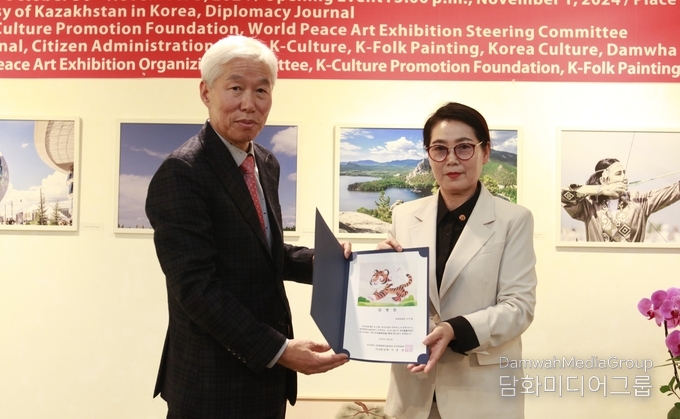 “Welcome to Sehwa” (Byeoksachobok 辟邪招福), a special exhibition of traditional paintings to ward off bad luck and wish for good fortune for the New Year 2025. Steering Committee Chairman Lee Mi-hyung (right) receives a letter of appointment from Lee Jon-young, the publisher of the monthly K-Folk Painting.