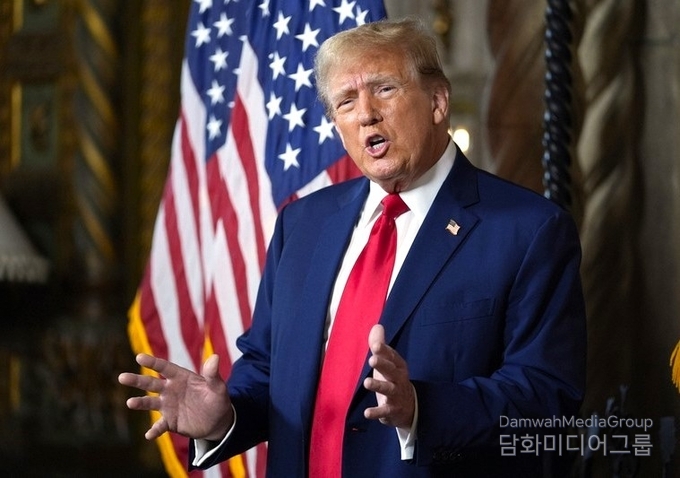 제47대 미국 대통령에 당선된 공화당 대선 후보 도널드 트럼프 전 대통령이 6일 새벽 플로리다주 웨스트팜비치의 웨스트팜비치 컨벤션센터에서 열린 선거의 밤 행사에 참석했다.