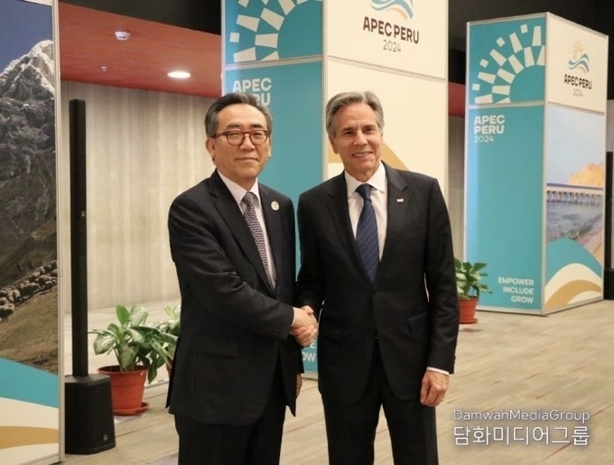 Minister of Foreign Affairs Cho Tae-yul (left) shakes hands with U.S. Secretary of State Antony J. Blinken in Lima, Peru on Nov. 14.