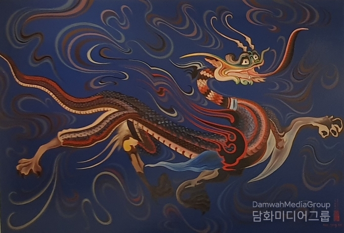  청룡도 / 생명의 시작을 알리는 동쪽을 수호하며, 오행 중 나무(木)로봄에 나타나며 바람을 다스린다. 쌍각과 긴혀를 내밀고 구름과 인동당초무늬의 위를 나는 형상으로 그려졌다. 100호 [삼베, 생옻칠, 색칠(채칠) 가격 200,000,000원 청목 作