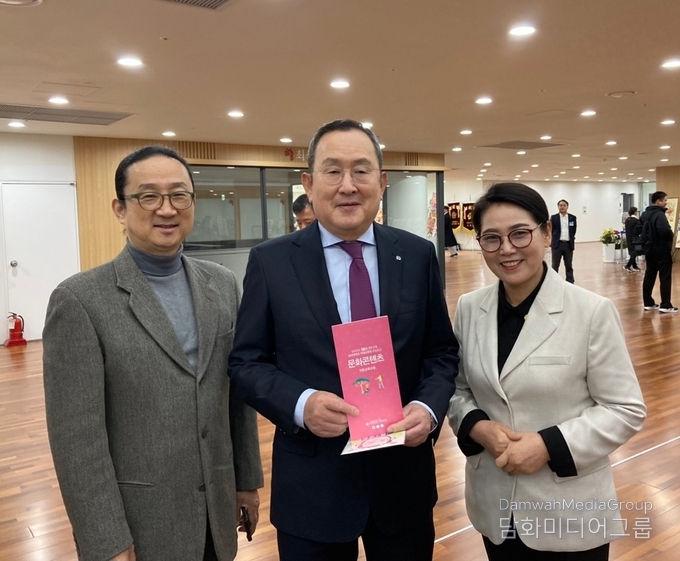 K-민화 전시장을 찿은 명지대학교 유병진 총장(중앙), 미래교육원장 김건하(좌측), 이미형 문화콘텐츠학과 K-민화 주임교수와 기념촬영을 하고 있다.
