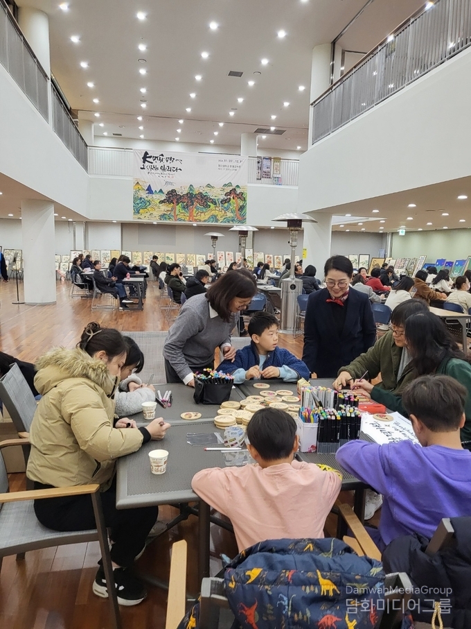 어린이들이 전시장을 찿아 K-민화를 체험하고 있다. 