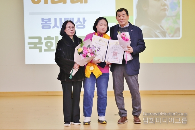 장애를 가진 예술가로서 희망과 나눔을 실천해 온 이다래 작가가 '2024 대한민국 공로 봉사상'에서 봉사대상인 국회의장상을 수상하는 자리에 부모님과 함께 기념촬영을 하고있다. (사진-한국교육문화원 제공)