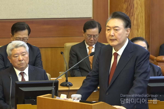 윤석열 대통령이 25일 오후 서울 종로구 헌법재판소에서 열린 대통령 탄핵심판 최종(11차) 변론기일에 출석해 최종의견을 진술하고 있다. t(사진- 뉴스1 )