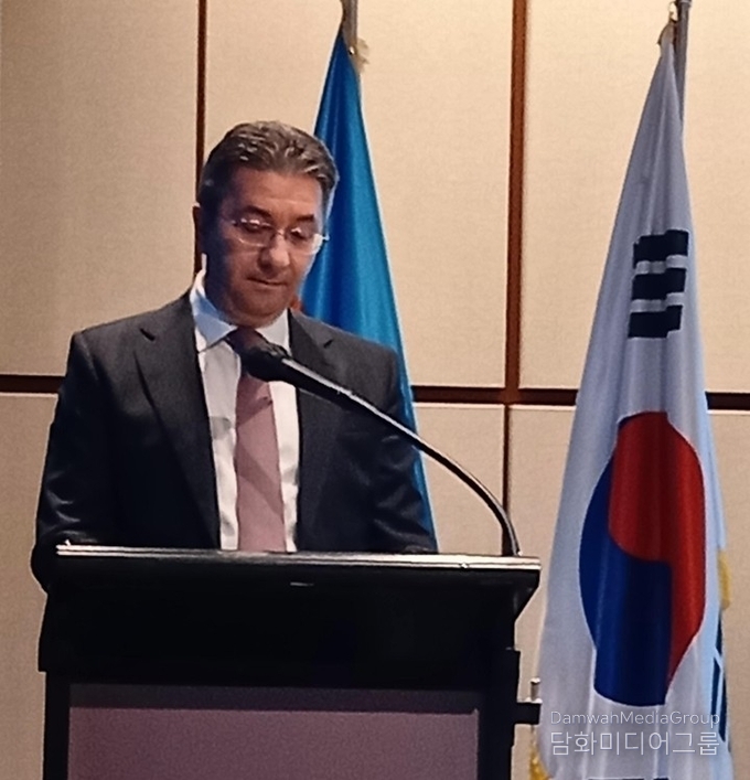 라민 하사노프 주한 아제르바이잔 대사가 환영사를 하고 있다.