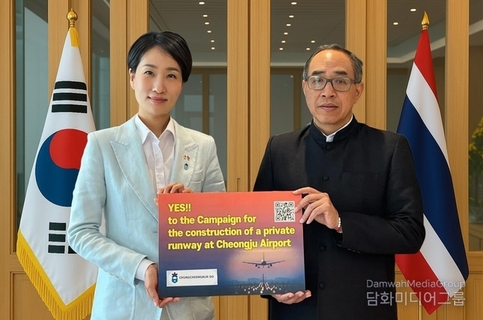 Chungcheongbuk-do Vice Governor Kim Soo-min (left) and Thai Ambassador to South Korea Tanee Sangrat meet at the Thai Embassy in Seoul on May 2 to discuss cooperation between the province and Thailand. / Courtesy of Chungcheongbuk-do Province