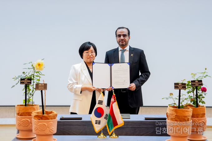 자카리야 알 사아디(H.E.Zakariya Al-Saadi) 주한 오만 대사(우측 )사진-오만대사관 제공