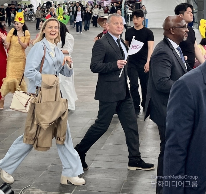 안드레이 체르네츠키 주한 벨라루스 대사는 부인과 함께 축제 개막식 참석하기 행사장으로 들어가고 있다.(사진- 벨라루스 대사관)