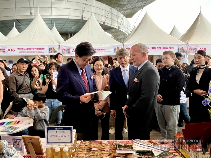안드레이 체르네츠키 주한 벨라루스 대사는 부인과 함께 축제 개막식과 폐막식에 참석해 다문화 교류의 의미를 더했다. 사진은 박형준 부산시장과 행사장을 둘러보고 있다.