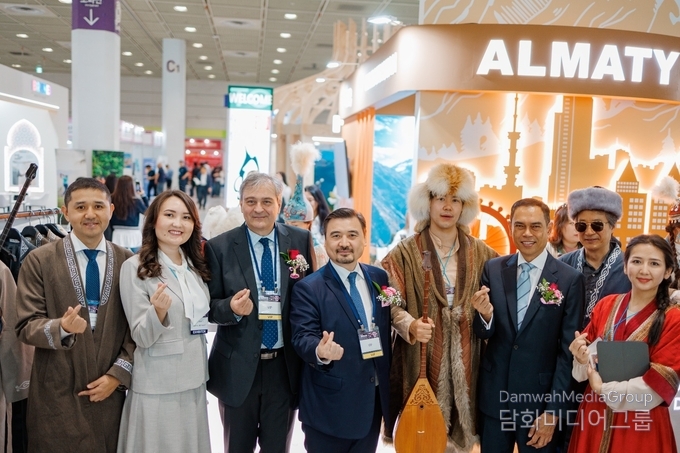 누르갈리 아르스타노프 주한 카자흐스탄 대사가 SITF 참가자 및 귀빈들과 함께 기념촬영을 하고 있다.(사진-주한 카자흐스탄 대사관 )