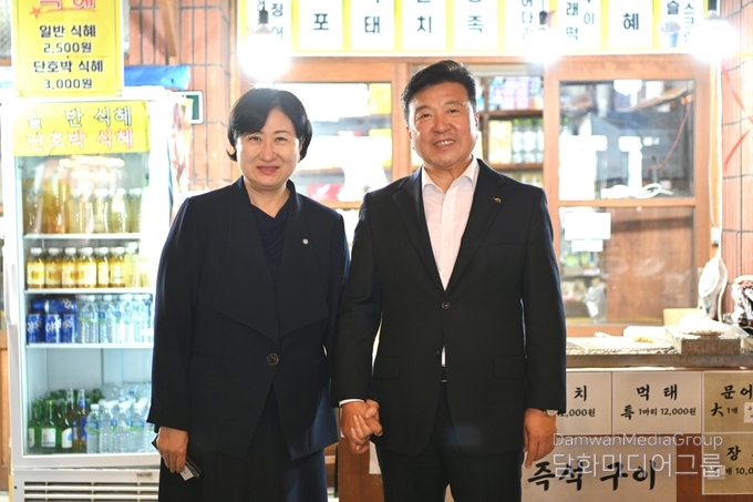 2025 충남 글로벌 웹툰 연구 콘퍼런스 행사(왼쪽부터 충남콘텐츠진흥원장 김곡미(좌측), 최재구 예산군수(우측), (사진-충남콘텐츠진흥원)