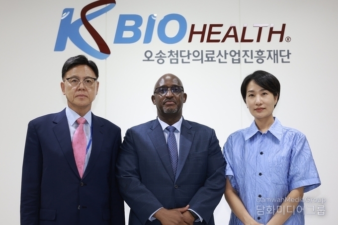 한편, 바쿠라무차 르완다 대사는 이날 이명수 신약개발지원센터 이사장(좌측), 김수민 충북도 정무부지사(우측)와 함께 기념촬영을 하며 양국 간 우호와 협력을 기원했다.