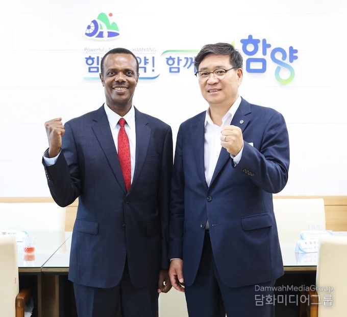 2025년 7월 8일, 주한 에티오피아 대사 데시 달키 두카모(왼쪽)와 진병영 함양군수가 함께 기념촬영을 하고 있다.(사진-함양군청)