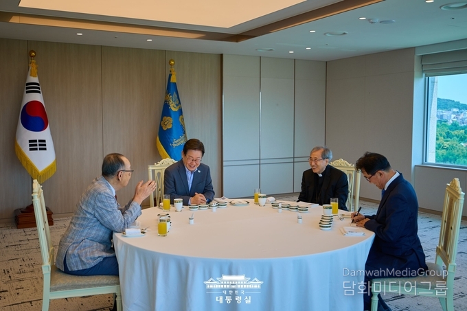 이재명 대통령은 10일 시민사회 원로인 함세웅 신부와 백낙청 서울대 명예교수를 청와대에 초청해 오찬을 함께하며 국정 운영 전반에 대한 조언을 청취했다.(사진-대통령실)