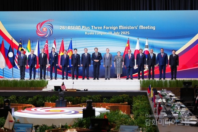 10일, 말레이시아 쿠알라룸푸르에서 개최된 제26차 아세안+3(ASEAN Plus Three) 외교장관회의에 참석해, 아세안 10개국 및 한·일·중 외교장관들과 함께 기념 촬영을 하고 있다.(사진-외교부)