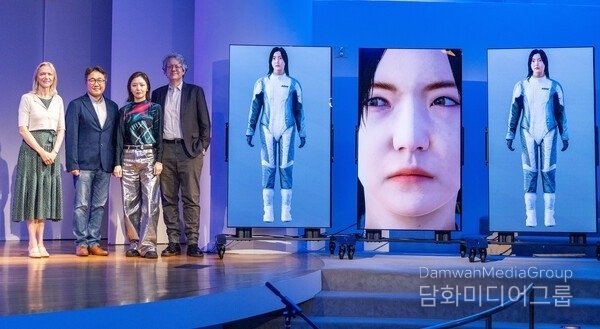 LG 올레드 TV가 세계적인 아티스트의 작품 설명회에서 예술 작품을 생생하게 담는 디지털 캔버스로 활약했다. 사진은 (왼쪽부터) 마리엣 웨스터만(Mariët Westermann) 구겐하임 미술관장 겸 CEO, LG전자 북미법인 허철호 상무, 김아영 작가, 냇 트로트먼(Nat Trotman) 구겐하임 큐레이터가 기념촬영을 진행하고 있는 모습.(사진 제공: LG전자)