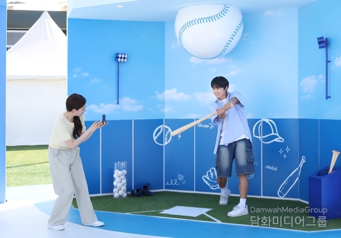 대전 중구 한화 이글스파크 ‘갤럭시 체험존’에서 방문객들이 ‘갤럭시 Z 플립7’으로 인증샷을 촬영하는 모습