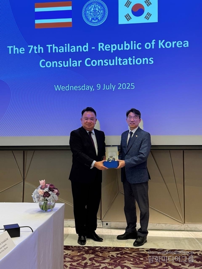 윤주석 외교부 영사안전국장(오른쪽)이 7월 9일 태국 방콕에서 열린 제7차 한-태국 영사협의회에서 뭉콘 쁘라툼깨우 태국 외교부 영사국장과 양국 간 영사 협력 방안에 대해 논의하고 있다. (사진-외교부)