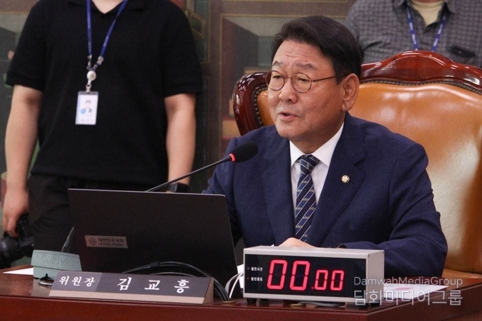 김교흥 문화체육관광위원장이 첫 전체회의를 주재하고 있다.(사진-김교흥 의원실)