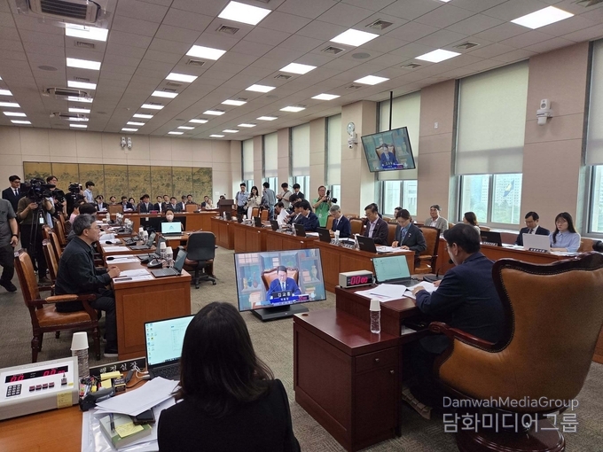 김교흥 국회 문화체육관광위원장이 위원장으로서 첫 전체회의를 주재하며 모두발언을 하고 있다. 김 위원장은 “K-콘텐츠의 세계적 성공과 함께 문화강국 도약을 위한 실효성 있는 정책과 예산 마련에 힘쓰겠다”고 밝혔다.