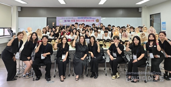 대경대학교에서 기념촬영