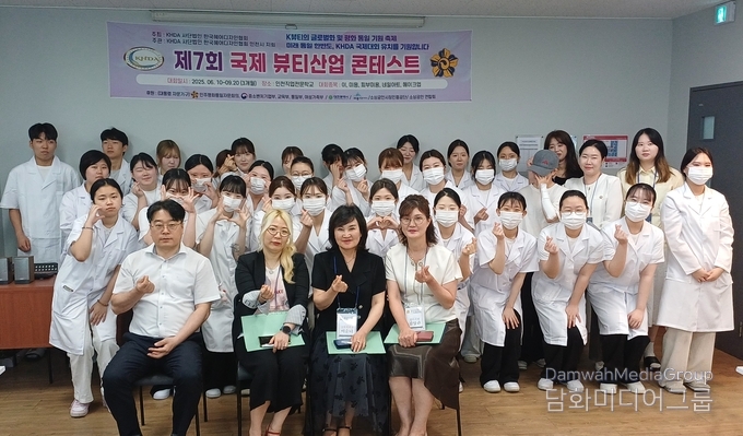 인천 전문대학에서 기념촬영