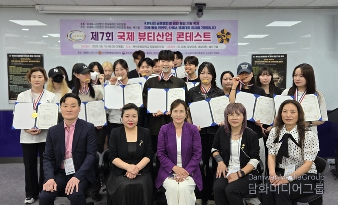 사)한국헤어디자인협회(이사장 최기수)가 주관하는 ‘2025 KHDA 국제뷰티산업콘테스트’ 및 ‘2025 KHDA 국제뷰티아트컬렉션’을 마치고 백석대학교에서 기념촬영을 하고 있다.(사진-한국헤어디자인협회)