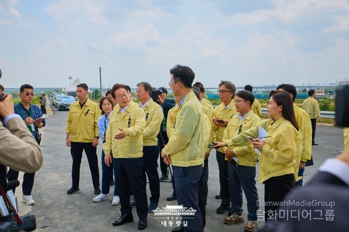 이재명 대통령은 오송 지하차도 참사 2주기를 하루 앞둔 14일, 충북 청주시 오송읍 궁평2지하차도 사고 현장을 찾아 희생자를 추모하고 재난 방지 대책을 점검했다.(사진- 대통령실)