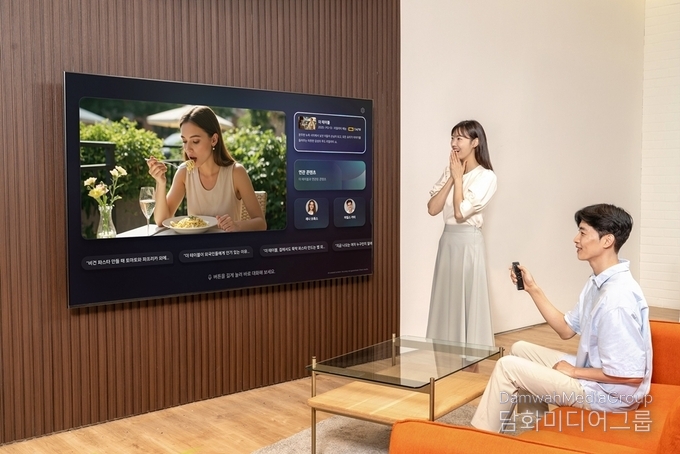 삼성전자 AI TV모델이 자연어 처리 기반의 향상된 빅스비가 적용된 ‘클릭 투 서치’를 통해 삼성 AI TV와 대화하듯이 다양한 정보를 얻고 있다.(사진-삼성전자)