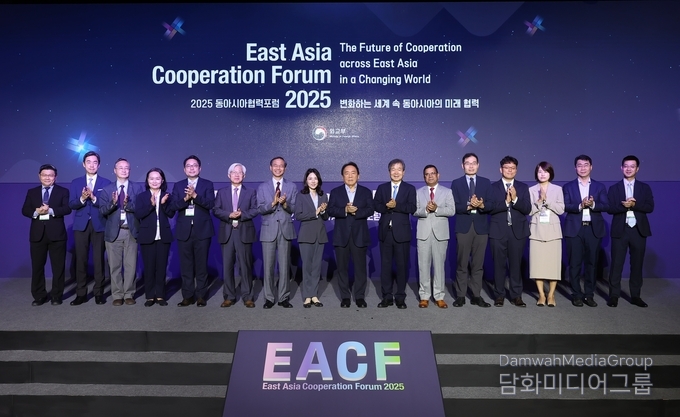 2025년 7월 15일 서울에서 열린 「2025 동아시아협력포럼(EACF 2025)」 개회식에서 참석자들이 기념촬영을 하고 있다. 외교부와 제주평화연구원이 공동 주최한 이번 포럼은 ‘변화하는 세계 속 동아시아의 미래 협력(The Future of Cooperation across East Asia in a Changing World)’을 주제로 개최되었으며, 역내 전문가, 국제기구 관계자, 외교단 등 약 300여 명이 참석해 기후변화, 디지털 전환 등 공동 현안에 대한 협력 방안을 논의했다.(사진-외교부)