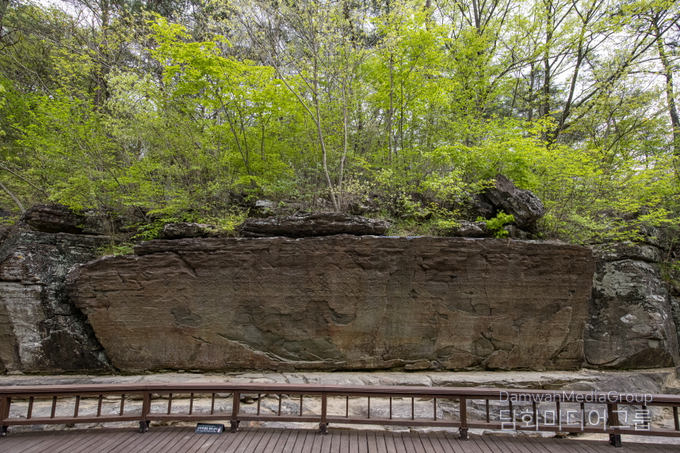 「반구천의 암각화(Petroglyphs along the Bangucheon Stream)」가 유네스코 세계유산에 등재되었다. 지난 7월 6일부터 프랑스 파리에서 개최되고 있는 제47차 세계유산위원회(7.6.~7.16.)는 현지 시간으로 7월 12일 오전 「반구천의 암각화」를 세계유산 목록에 등재하기로 최종 결정했다. 「반구천의 암각화」는 2010년 세계유산 잠정목록에 등재된 이후 15년 만에 결실을 맺었고, 이로써 대한민국은 총 17건의 유네스코 세계유산(문화유산 15건, 자연유산 2건)을 보유하게 되었다.(사진-국가유산청)