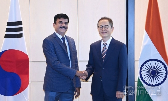 이승렬 산업통상자원부 산업정책실장이 18일 서울 종로구 포시즌스호텔에서 산디프 파운드릭 인도 철강부 차관과 악수를 나누고 있다. (사진=산업통상자원부 제공)
