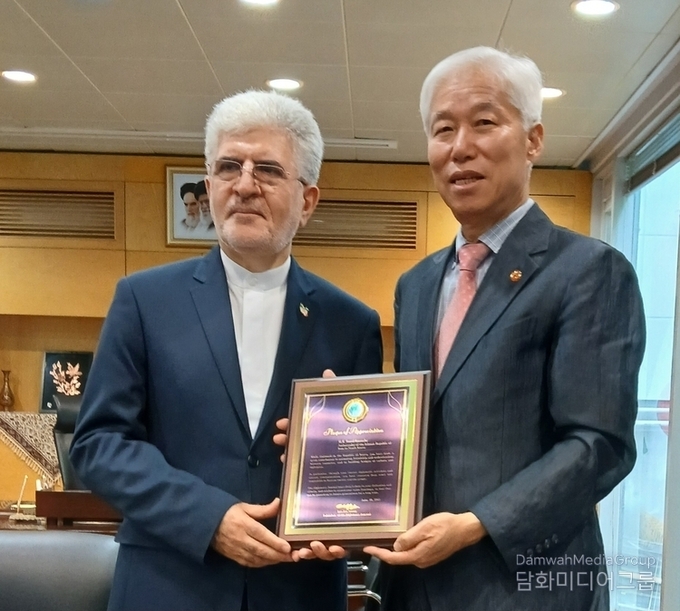 7월 18일, 주한 이란대사관에서 이존영 외교저널 회장으로부터 감사패를 받은 후 기념촬영