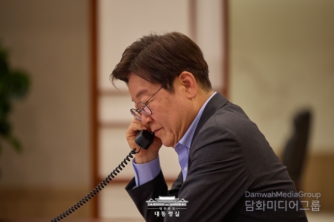 이재명 대통령은 7월 24일 프리드리히 메르츠(Friedrich Merz) 독일 총리와 취임 후 첫 정상 통화를 갖고, 한-독일 간 전통적 우호 협력 관계를 더욱 공고히 해 나가기로 뜻을 모았다.(사진-대통령실)