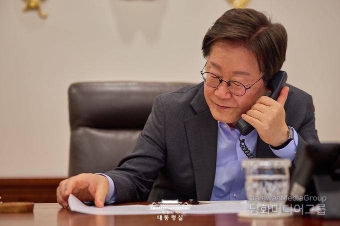이재명 대통령은 7월 24일 샤브카트 미르지요예프(Shavkat Mirziyoyev) 우즈베키스탄 대통령과 취임 후 첫 정상 통화를 갖고, 양국 간 협력 확대 방안을 논의했다.(사진-대통령실)