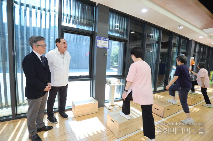 한국체육진흥공단 하형주 이사장(왼쪽 두 번째)이 암 생존자 주간 캠페인에 참여하고 있다.
