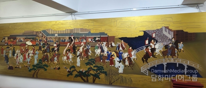  청목 김환경 명인의 대형 옻칠화 작품 『행렬도』(400호, 싯가 약 8억 원), 전통 채화칠기 기법으로 제작된 이 작품은 궁중의 화려한 행차 장면을 정교하게 복원한 대작으로, 수백 인물의 동세動勢와 의복 문양, 금박 구름문양 등 고도의 전통화 기법이 집약되어 있다. 400호 크기의 옻칠화로는 국내 유일무이한 작품이며, 전통회화와 칠예공예의 경계를 허문 전통 미술의 기념비적 걸작으로 평가된다. 작품 전체에 실제 금분 및 천연 옻칠이 사용되었으며, 수개월에 걸친 수작업으로 완성되었다.