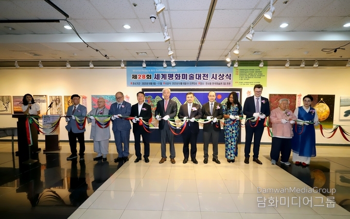  시상에 앞서 테이프 컷팅식을 하고 있다. 