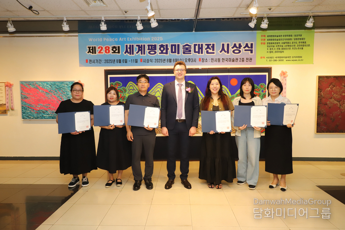  수상자들이 주한 벨라루스 영사와 기념촬영을 하고 있다.