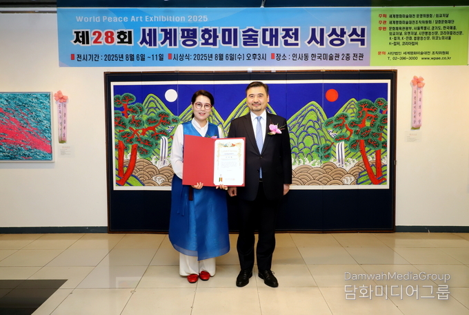 이미형 명지대교수가 세계문화진흥재단으로부터 표창장을 수여받고 카자흐스탄 대사와 기념촬영을 하고 있다. 