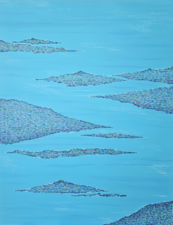 서이은 작가의 「그 섬에 마음을 놓고 오다」(Mixed media, 80호, 145.5×97cm)는 한국의 섬을 푸른 바다 위에 펼쳐 놓듯 담아낸 작품이다. 화면 속 섬들은 한글의 획과 같은 세필의 중첩으로 이루어져 있으며, 바다와 어우러지며 고유한 울림을 전한다. 섬은 고요와 평온, 그리고 고독 속의 안식을 상징하고, 한글은 한국 문화의 정체성과 자부심을 드러낸다. 두 요소가 만나 자연과 언어의 조화를 시각적으로 구현하며, 관람자에게는 ‘마음을 내려놓고 머무를 수 있는 공간’으로 다가온다. 작가는 이 작품을 통해 섬이 가진 공간적 의미와 한글이 지닌 정신적 울림을 결합시켜, 한국의 전통과 정서를 현대적인 조형언어로 풀어냈다.