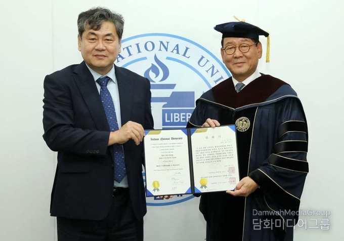 더불어민주당 김교흥 의원 인천대 명예 경제학박사 학위 수여식. (사진제공-인천대학교)