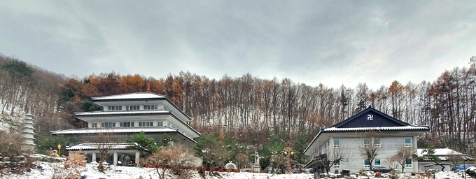 청주 벽사초불정사 전경. 3만5천 평 부지에 대웅전과 환구단, 박물관, 선禪센터가 들어서 있으며, 이주노동자를 위한 인권·문화 교류의 도량으로 조성되고 있다. 불교문화와 한국 전통예술을 체험할 수 있는 열린 문화센터로서 다문화·다종교 공존의 새로운 비전을 제시한다. 650여 평 규모의 건축물이 빚어내는 엄숙한 건축미와 눈부신 설경이 어우러진 이 장면은, “삿됨은 넘지 못하고, 복은 머무르는 청정한 도량”의 모습을 상징적으로 담아내고 있다.
