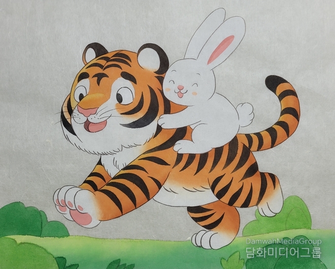 호랑이는 본래 힘과 위엄을 상징하는 존재입니다. 그러나 이 그림 속 호랑이는 사납지 않고, 순박한 얼굴로 토끼를 등에 태우고 달리고 있습니다. 이는 강자가 약자를 억누르지 않고, 오히려 보호하며 함께 살아가는 세상을 상징합니다. 토끼는 연약하고 작은 존재지만, 호랑이의 등에 올라 즐겁게 웃습니다. 이는 “힘 있는 자가 약자를 지켜줄 때 모두가 웃을 수 있다”는 메시지를 담고 있습니다. 민화의 세계에서 호랑이와 토끼는 해학과 풍자의 대표적 짝이지만, 오늘의 그림은 그 관계를 한 단계 더 승화시켜 공존·상생·보호의 의미로 확장시켰습니다.