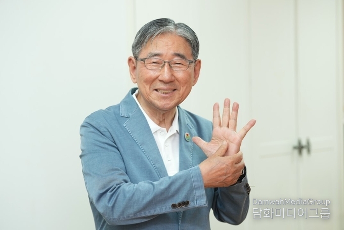  맨발로 걷는 즐거움의 저자 박동창 회장 