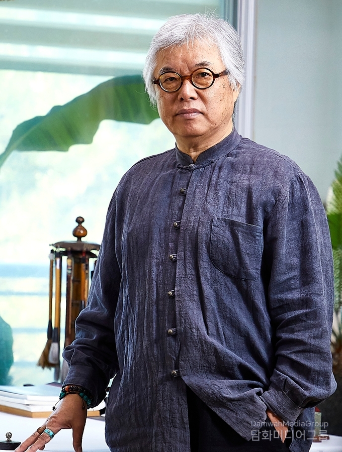 “수묵화가 백우 황영식 작가”, 전통 화법에 기반한 실경산수의 세계를 44년간 탐구해온 황영식 작가가 화업 44주년 기념 개인전 「실경산수 수묵화전」을 앞두고 작업실에서 포즈를 취하고 있다.