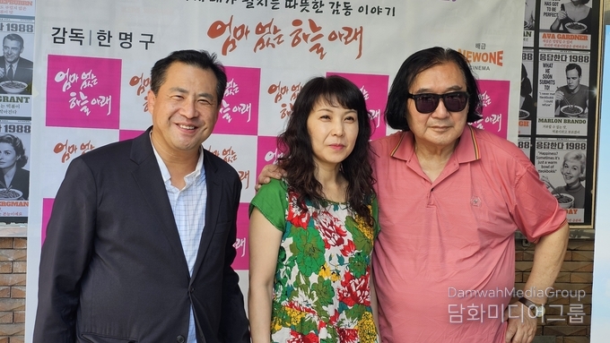 영화 ‘엄마없는 하늘아래’의 연출을 맡은 한명구 감독(오른쪽)이 관계자들과 함께 기념 촬영을 하고 있다. 이번 작품은 인도 칼링가국제영화제 감독상 수상작으로, 2025년 추석 명절에 극장 개봉해 ‘국민 영화’의 부활을 알렸다.(사진-한명구 감독)