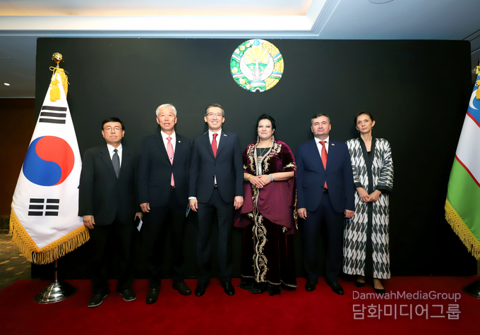 “알리셰르 압두살로모프 주한 우즈베키스탄 대사(왼쪽에서 세 번째)와 『외교저널』 이존영 회장(왼쪽에서 두 번째)이 다른 주요 귀빈들과 함께 기념촬영을 하고 있다. 